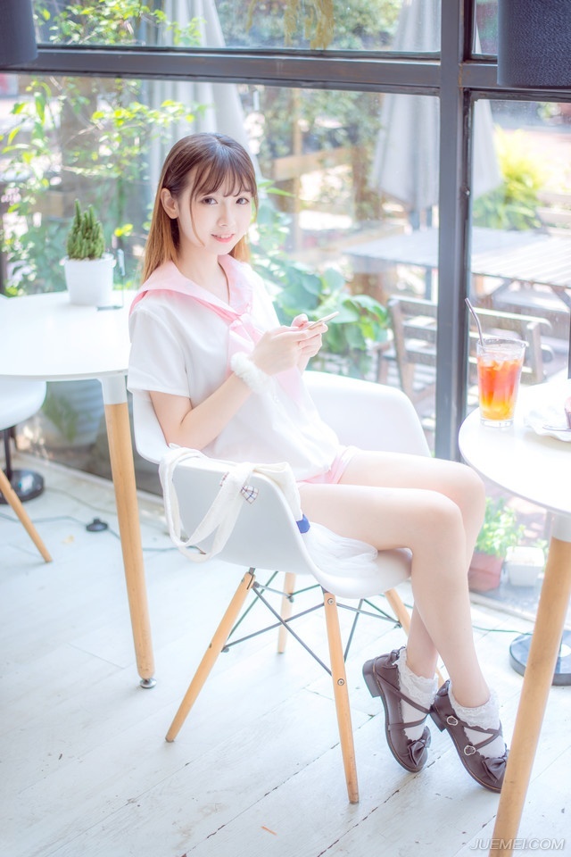 男人天生多情，只是他会对某一个人长情。女人天生专情，但她会对某一个人绝情。男人和一个喜欢的人在一起的时候，心里还有一个或多个她。因为他多情[lizhigushicom]。女人和一个喜欢的人在一起她所想的就是他。即使有更好的男人出现她也不会放弃。因为她的专情。而当她决定放弃一切都没有余地了。因为她绝情!